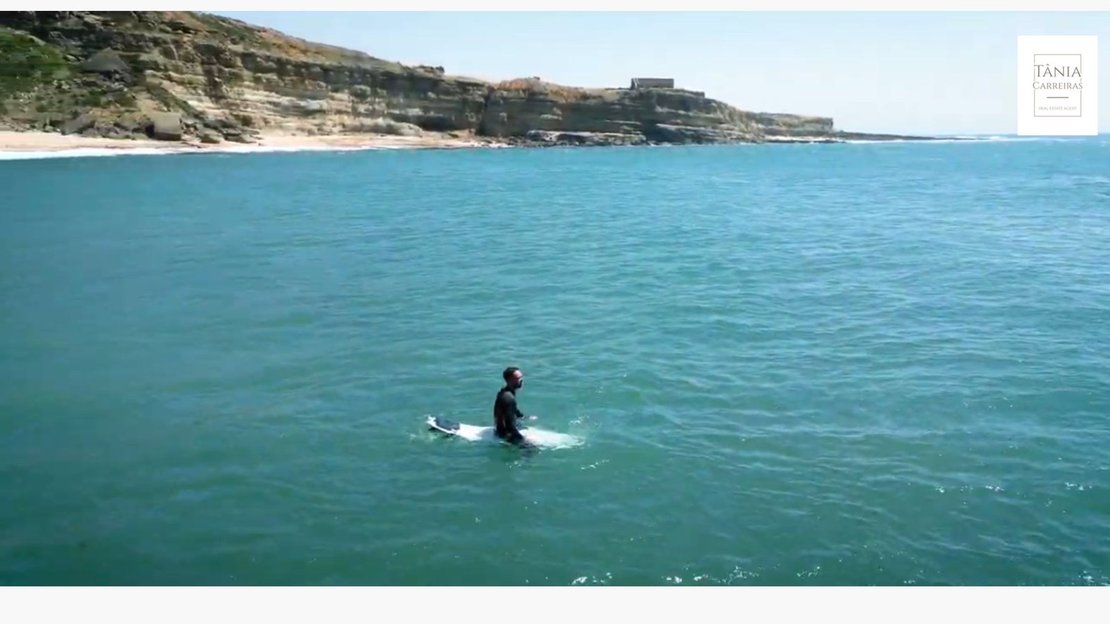 Vista da Ericeira com praias, famílias e surfistas aproveitando o ambiente acolhedor.